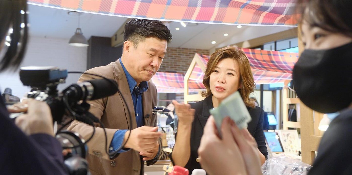 매장에서 출연자를 촬영하는 현장
