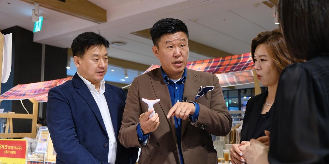 매장에서 제품을 소개하는 출연자들