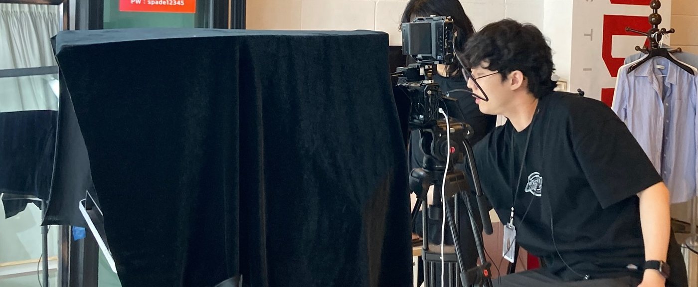 카메라 뷰파인더를 확인하는 촬영 감독